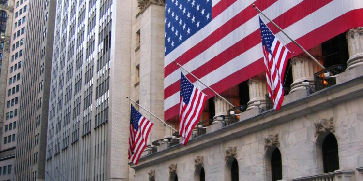 Nasdaq’da 2022’de temettü tahmini yapılan, analistlerin SAT vermediği ve en az %10 upside beklenen şirketler