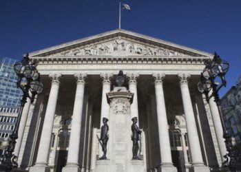 İngiltere FTSE100’de sağlık sektöründeki şirketlerin piyasadaki analistlere göre getiri potansiyelleri ve F/K oranları