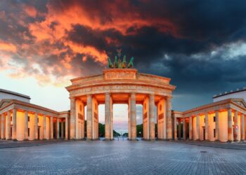 Almanya DAX 40’da en az %15 getiri potansiyeli olan ve hiç SAT önerisi verilmeyen şirketler