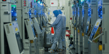 Micron ve Hafıza Krizi, Kravatlardan Tulumlara